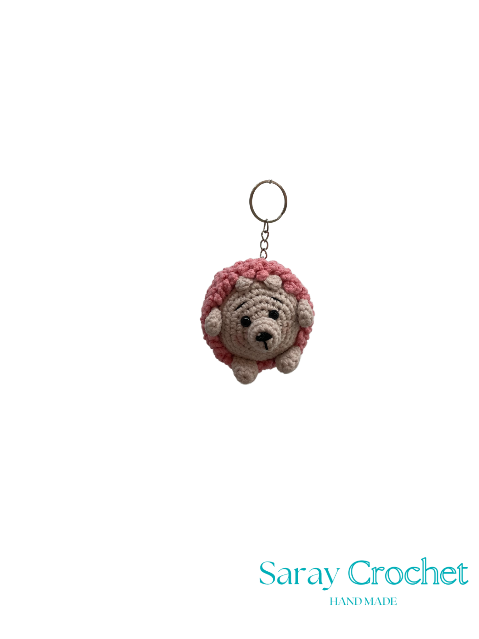 Crocheted lion keychain with pink mane on a white background, branded 'Saray Crochet'.