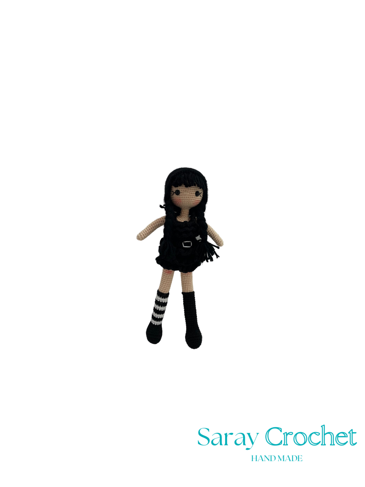 Small doll with black hair and outfit on a white background, branded 'Saray Crochet'.