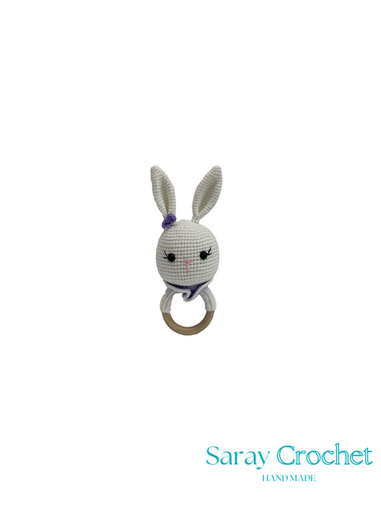 Crocheted bunny rattle with a white background and 'Saray Crochet' branding.