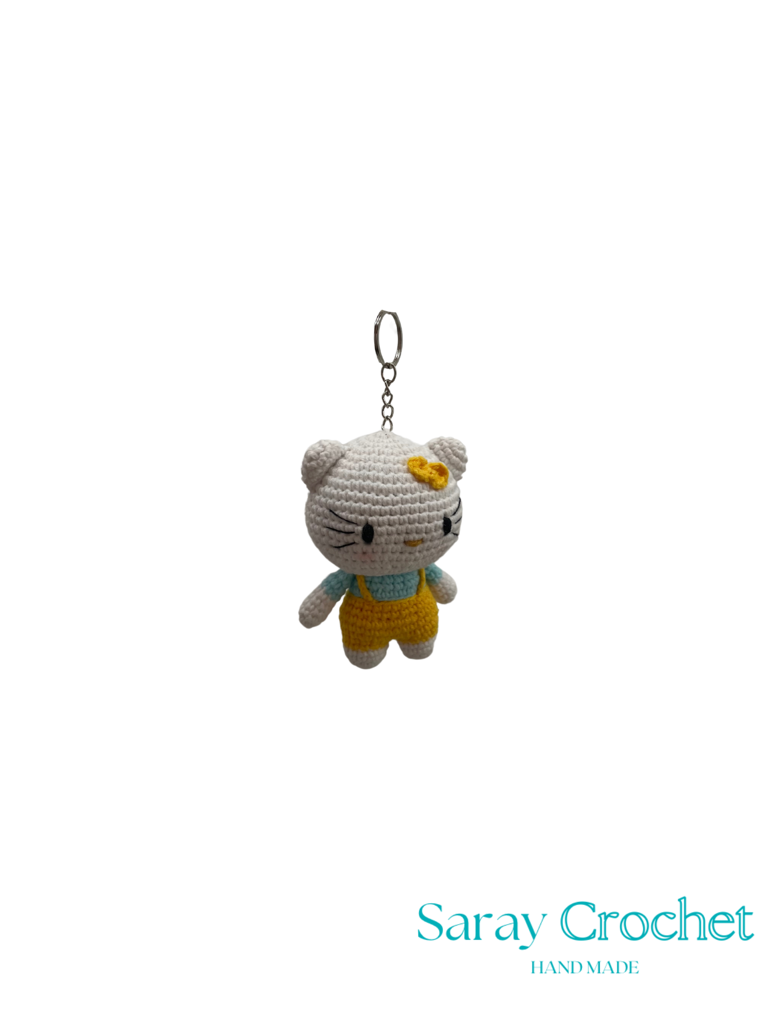 Crocheted cat keychain with yellow bow on a white background, branded 'Saray Crochet'.
