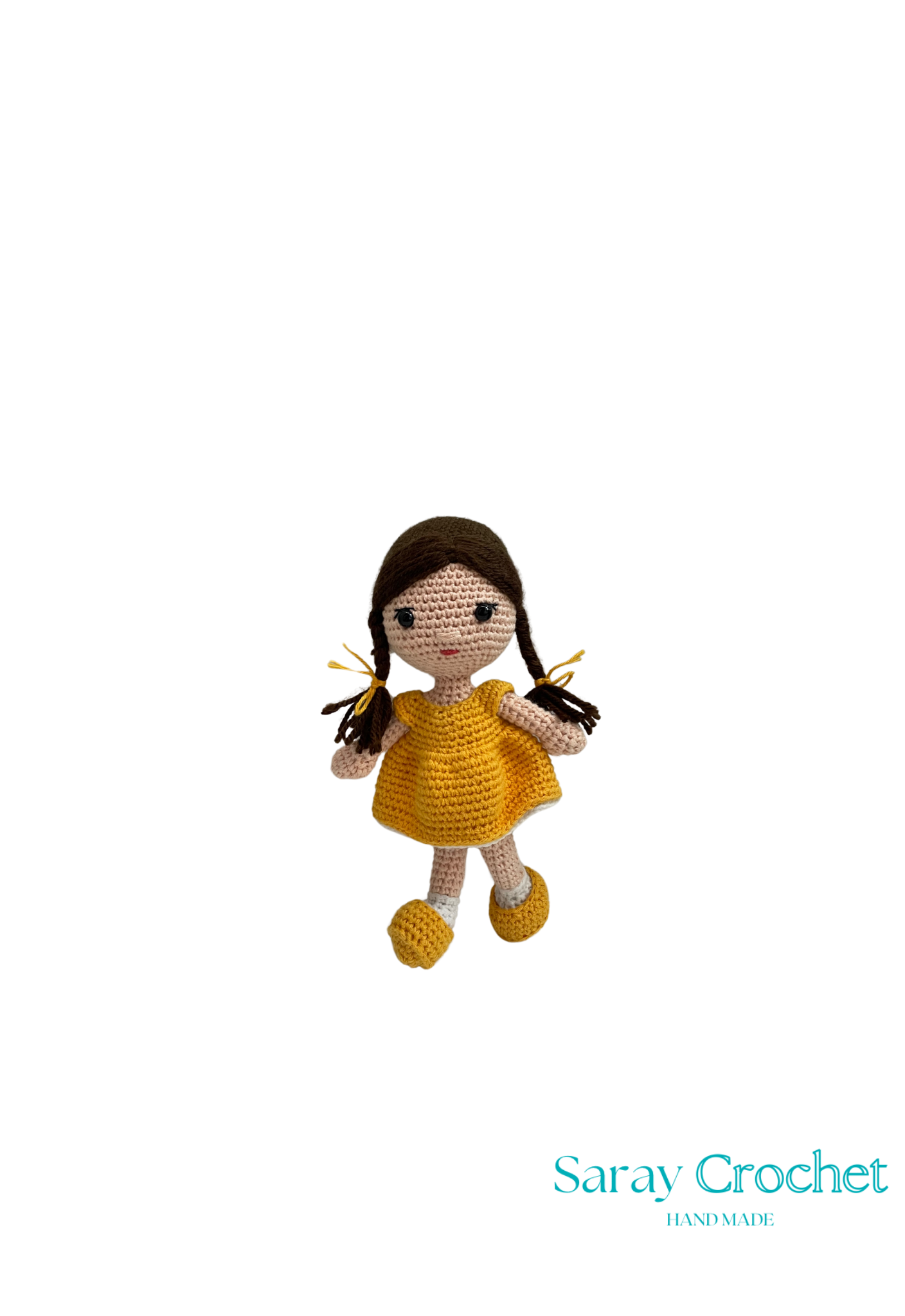 A crochet doll with a yellow dress and flower details, made by Saray Crochet.