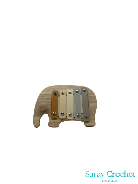 Wooden guitar pickguard with metal hardware on a white background, branded 'Saray Crochet'.