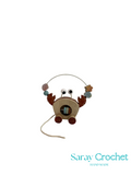 Crocheted toy with a crab design on a white background, branded 'Saray Crochet'.