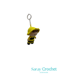 Crocheted bee keychain with a white background, featuring the brand 'Saray Crochet'.