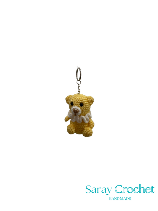 Crocheted bear keychain with a bow tie on a white background, branded 'Saray Crochet'.