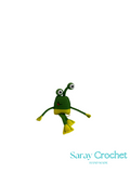 Crocheted frog toy with 'Saray Crochet' branding on a white background