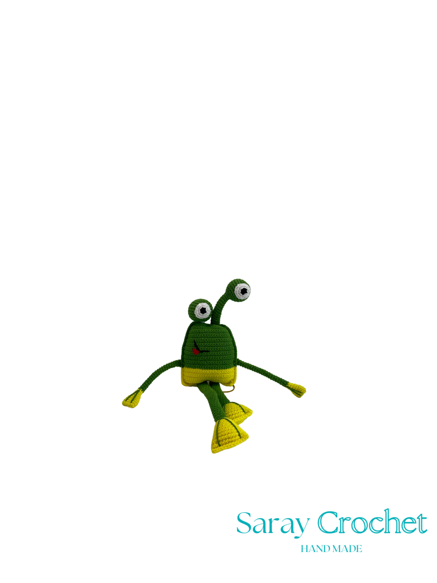 Crocheted frog toy with 'Saray Crochet' branding on a white background