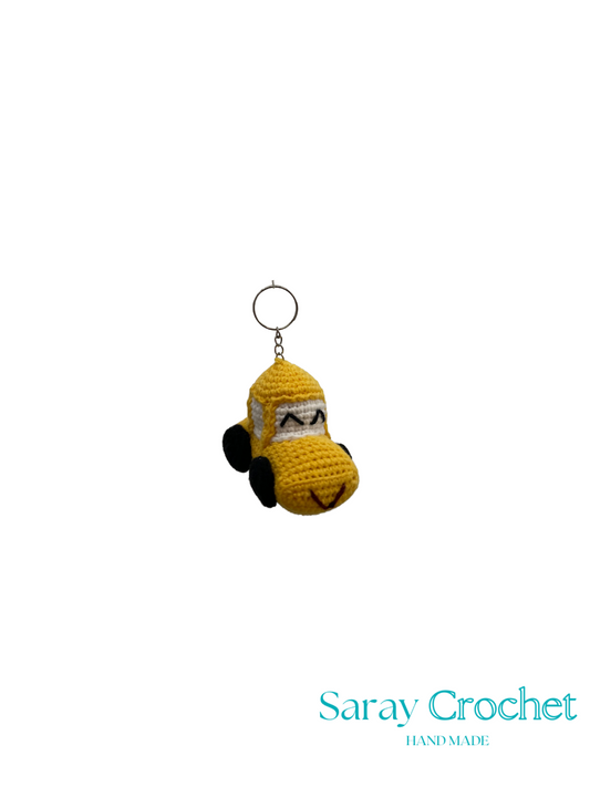 Crocheted car keychain with a face on a white background, branded 'Saray Crochet'.