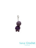 Purple crocheted keychain on a white background with 'Saray Crochet' branding.