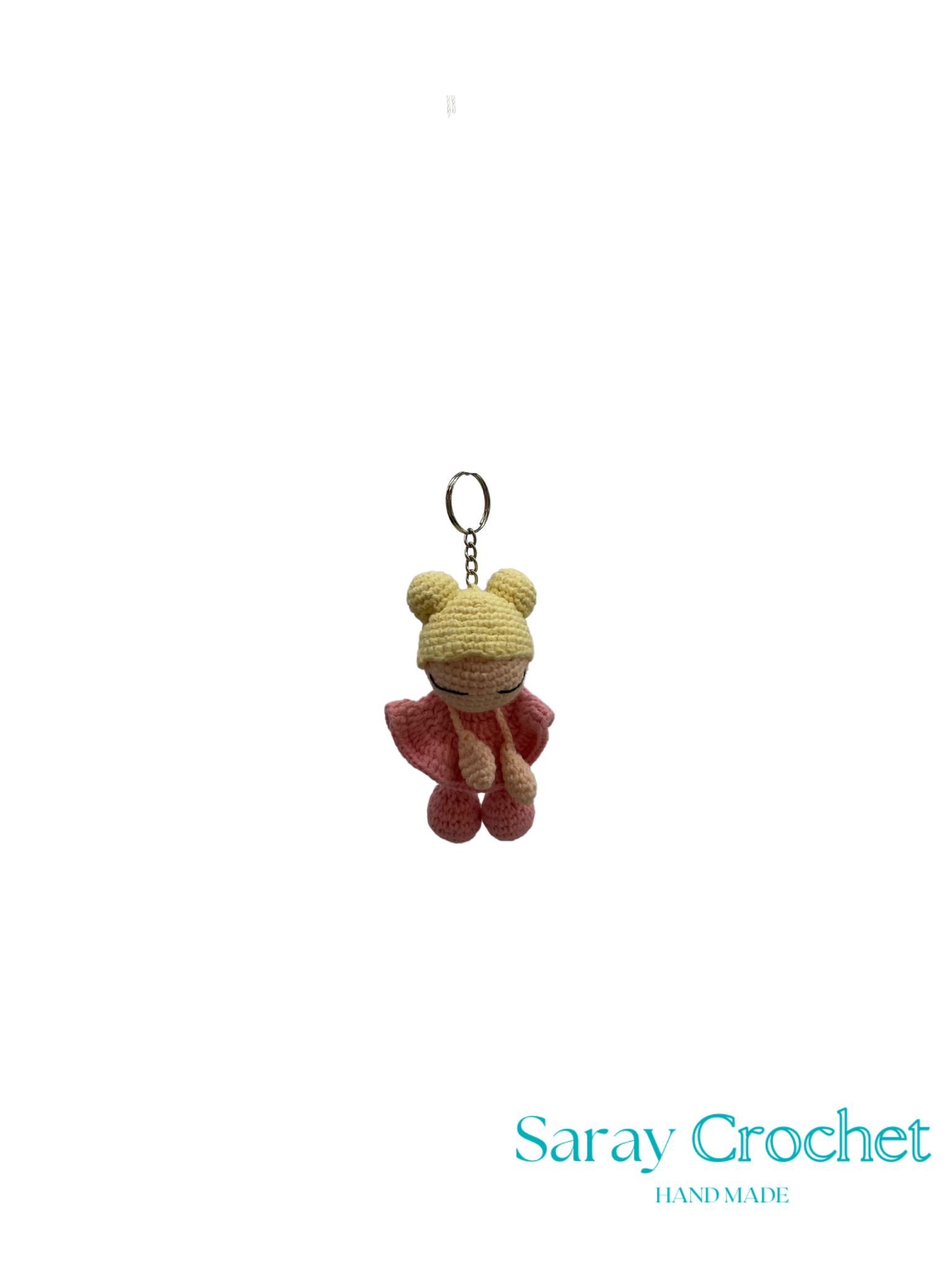 Crocheted keychain with a bear design on a white background, branded 'Saray Crochet'.