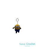 Crocheted minion keychain with a white background and 'Saray Crochet' branding.