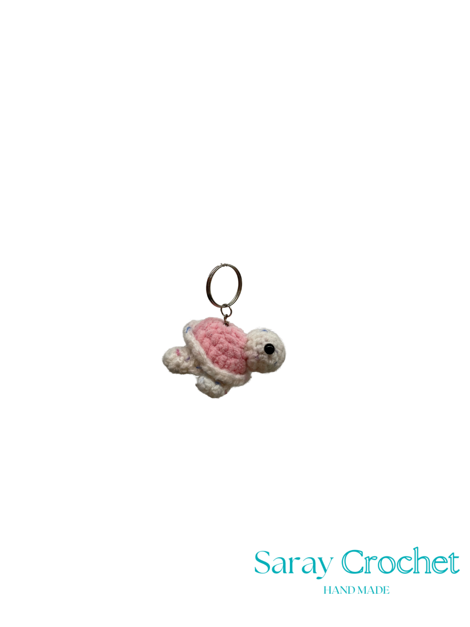 Crocheted turtle keychain with pink shell on a white background, branded 'Saray Crochet'.