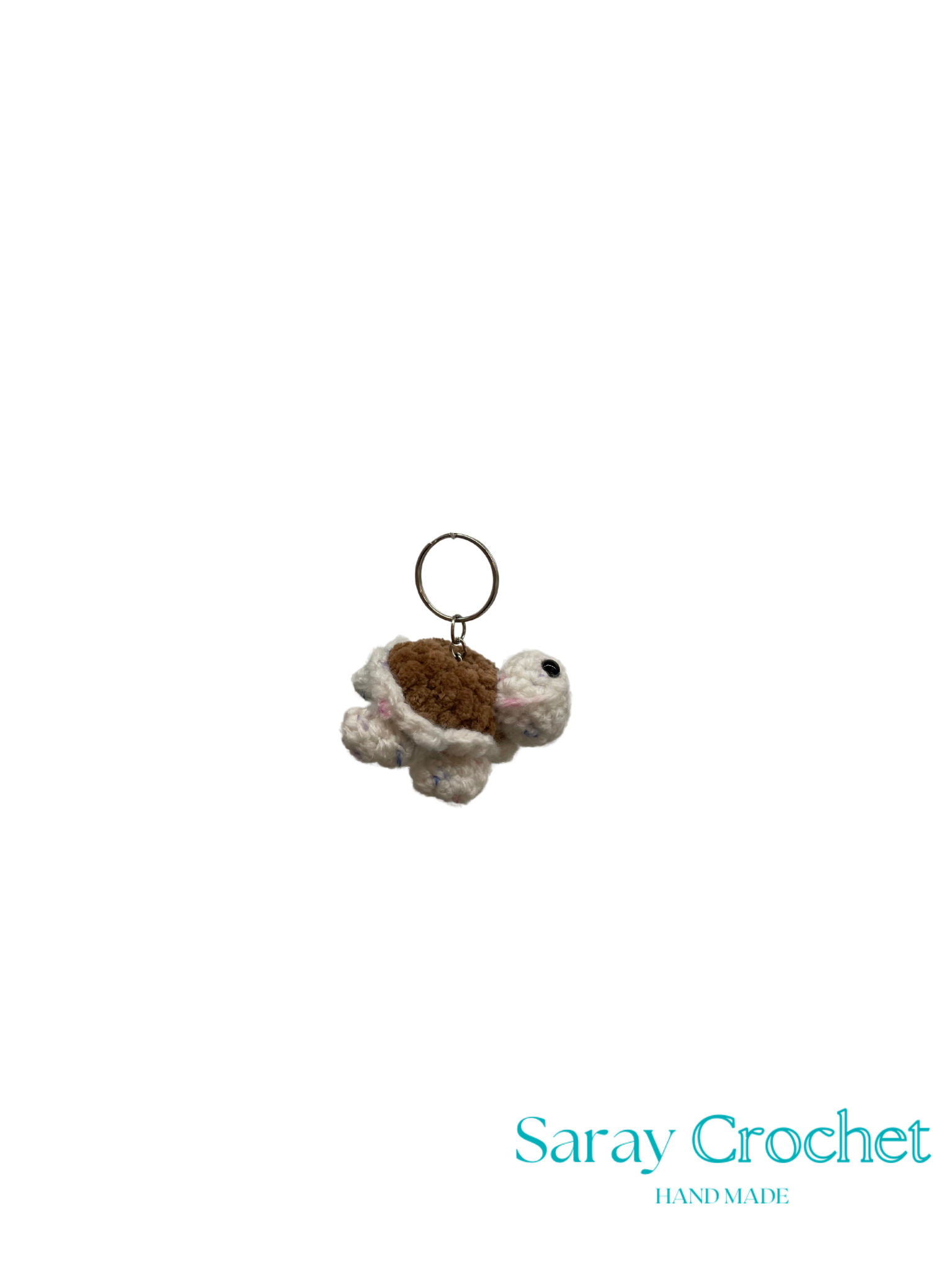 Crocheted turtle keychain on a white background with 'Saray Crochet' branding.