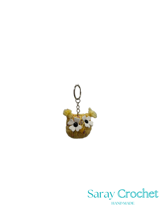 Crocheted owl keychain with flowers on a white background, branded 'Saray Crochet'.