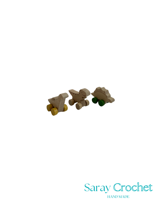Three wooden toy cars with wheels on a white background, branded 'Saray Crochet'.