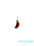 Crocheted watermelon keychain with 'Saray Crochet' branding on a white background