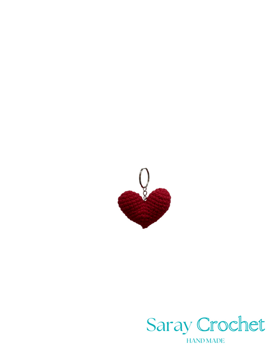 Red heart-shaped crochet keychain on a white background with 'Saray Crochet' branding.