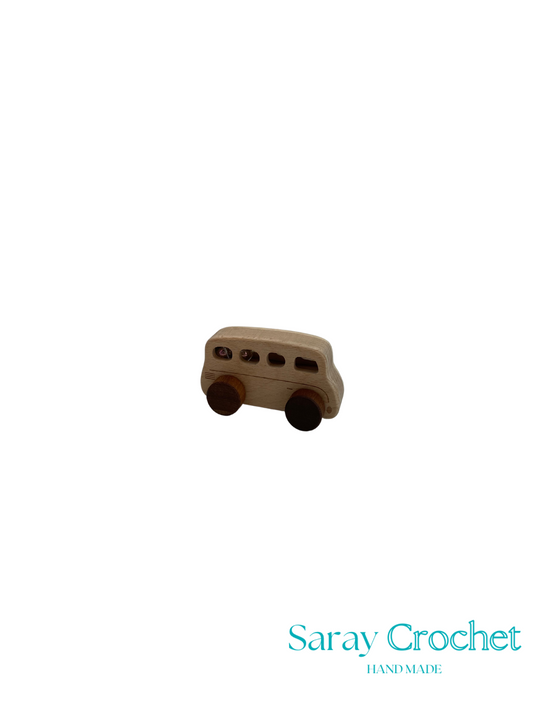 Small wooden toy bus on a white background with 'Saray Crochet' branding.