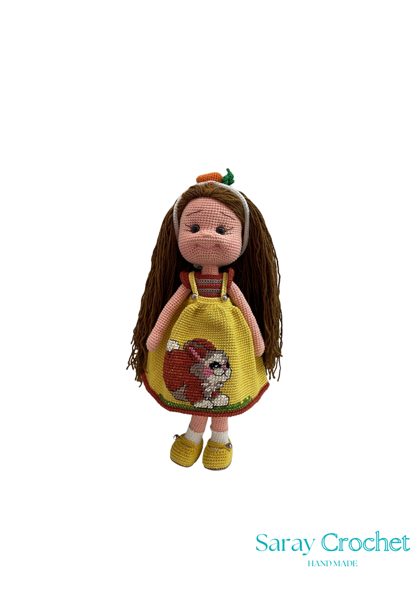 Handmade doll with a yellow dress featuring a forest animal motif, a carrot-themed apron, and a fluffy hairstyle, standing against a white background with the watermark 'Saray Crochet'.