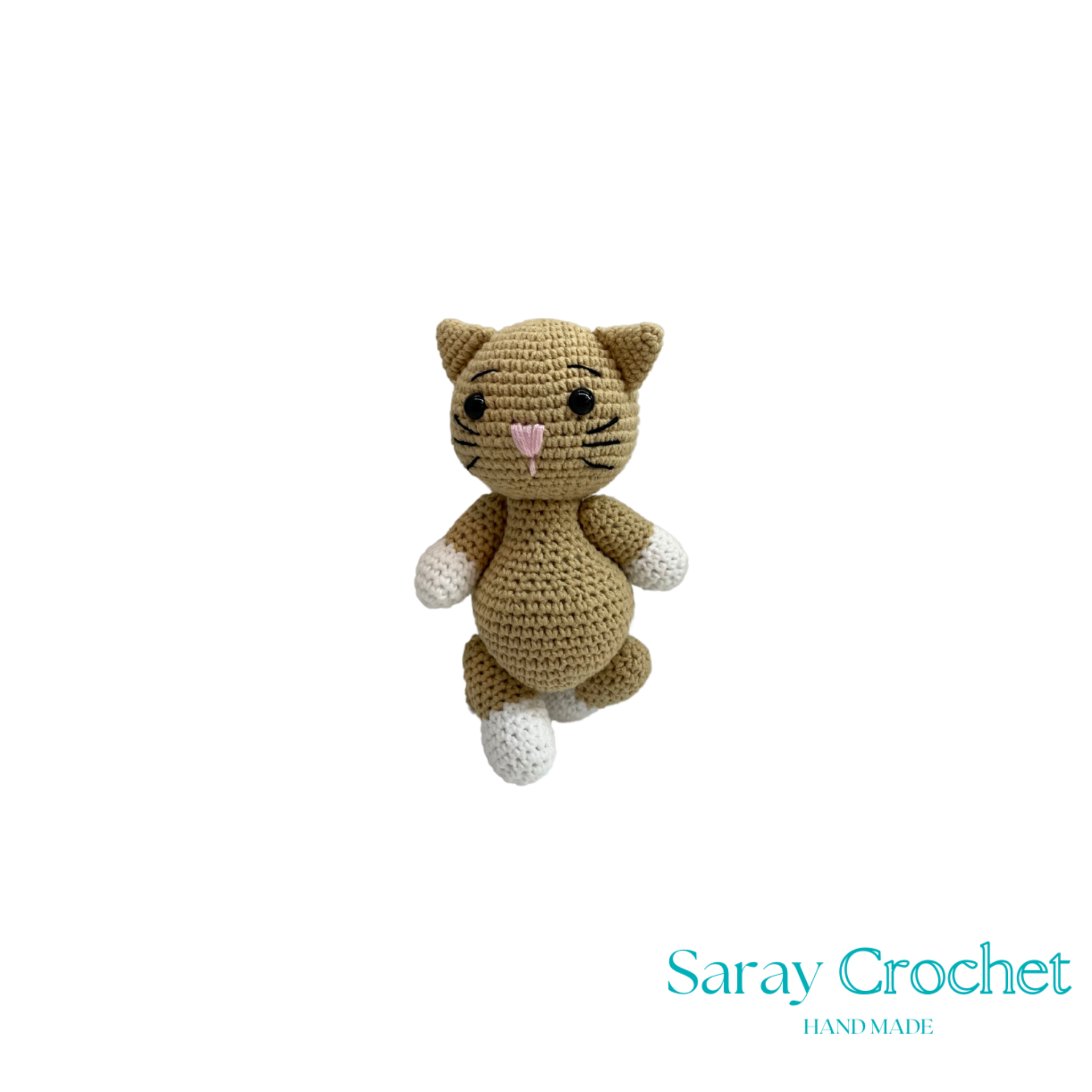 Crocheted cat toy with 'Saray Crochet' branding on a white background