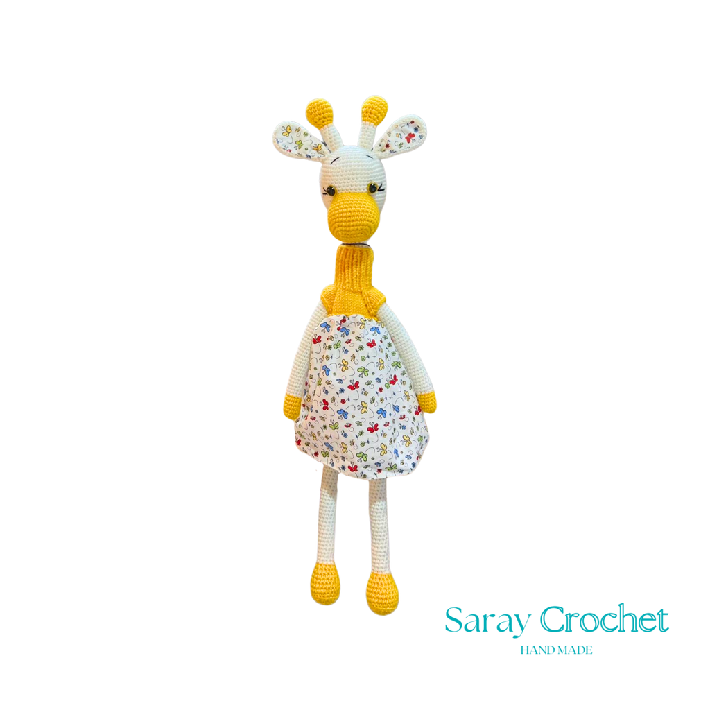 Ručno rađena igračka žirafica sa žutom haljinicom