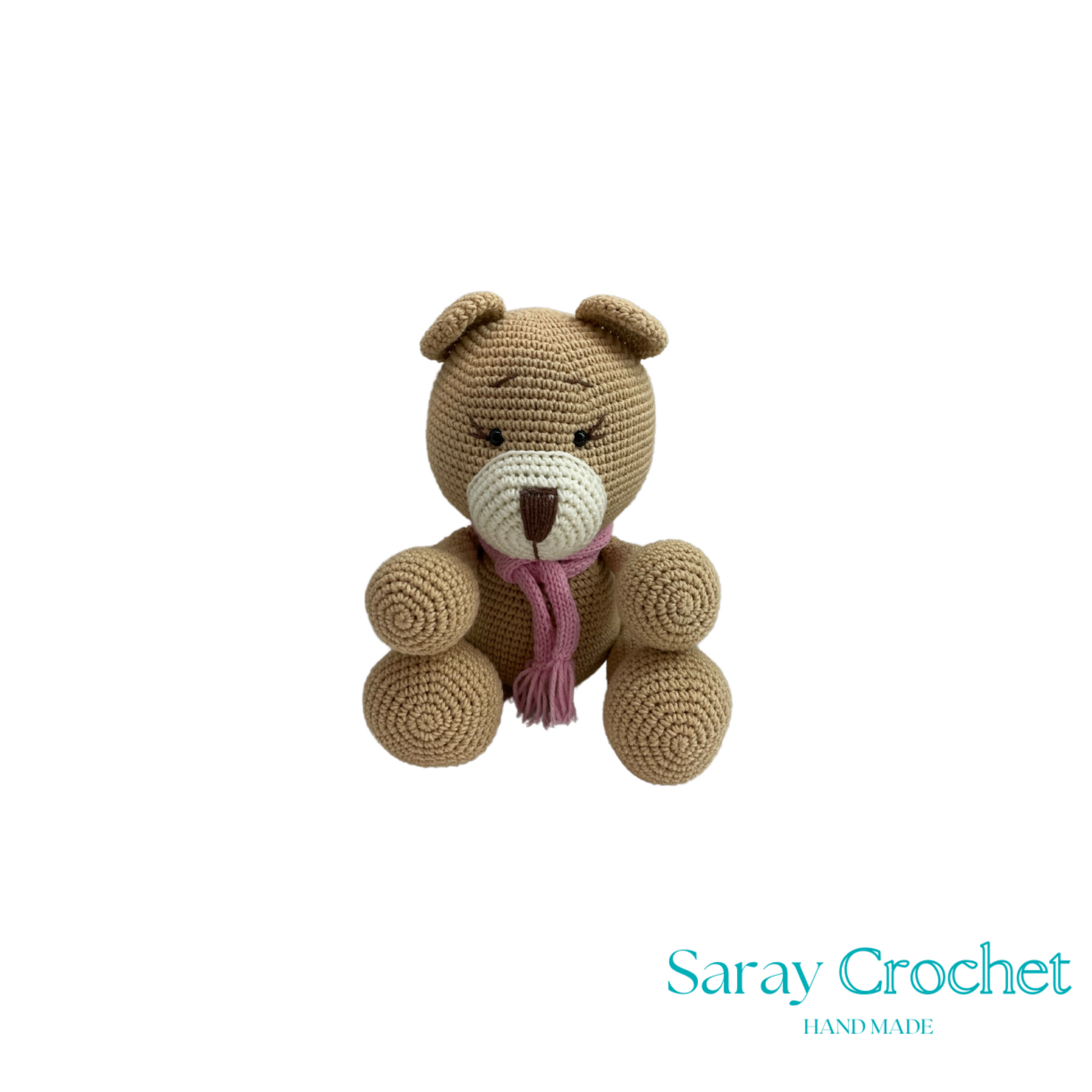 Crocheted teddy bear with a pink scarf on a white background, branded 'Saray Crochet'.