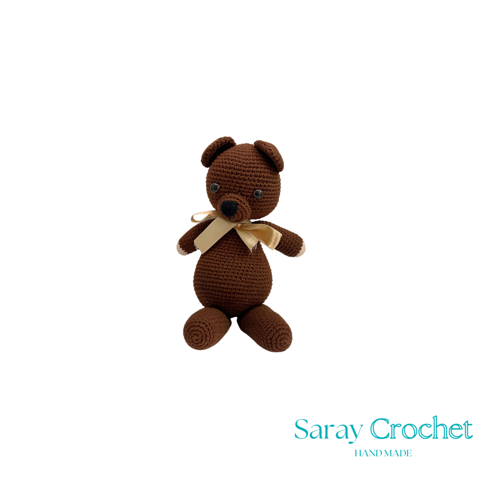 Brown crochet teddy bear with a beige bow tie on a white background, branded 'Saray Crochet'.