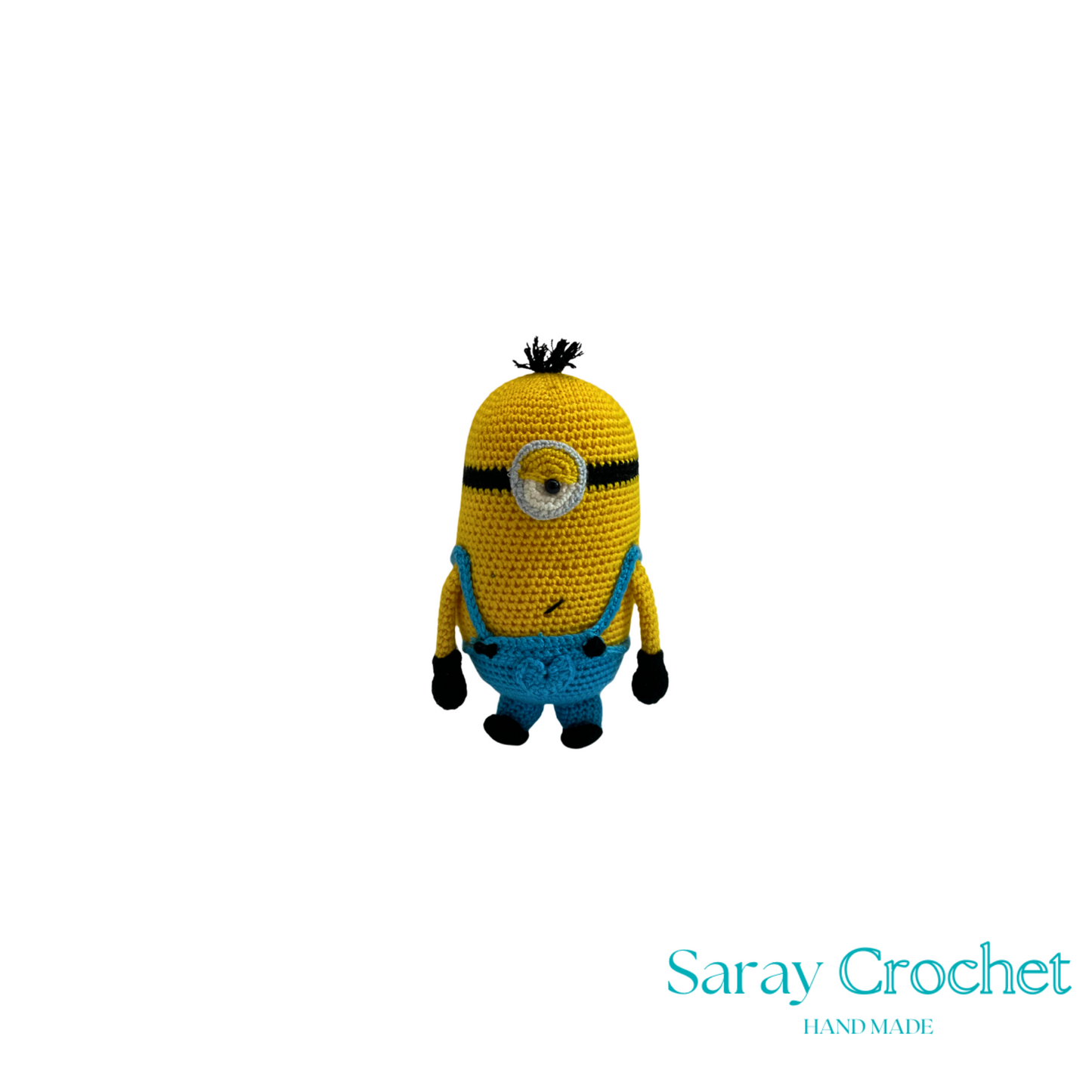 Crocheted minion toy with blue overalls on a white background, branded 'Saray Crochet'.