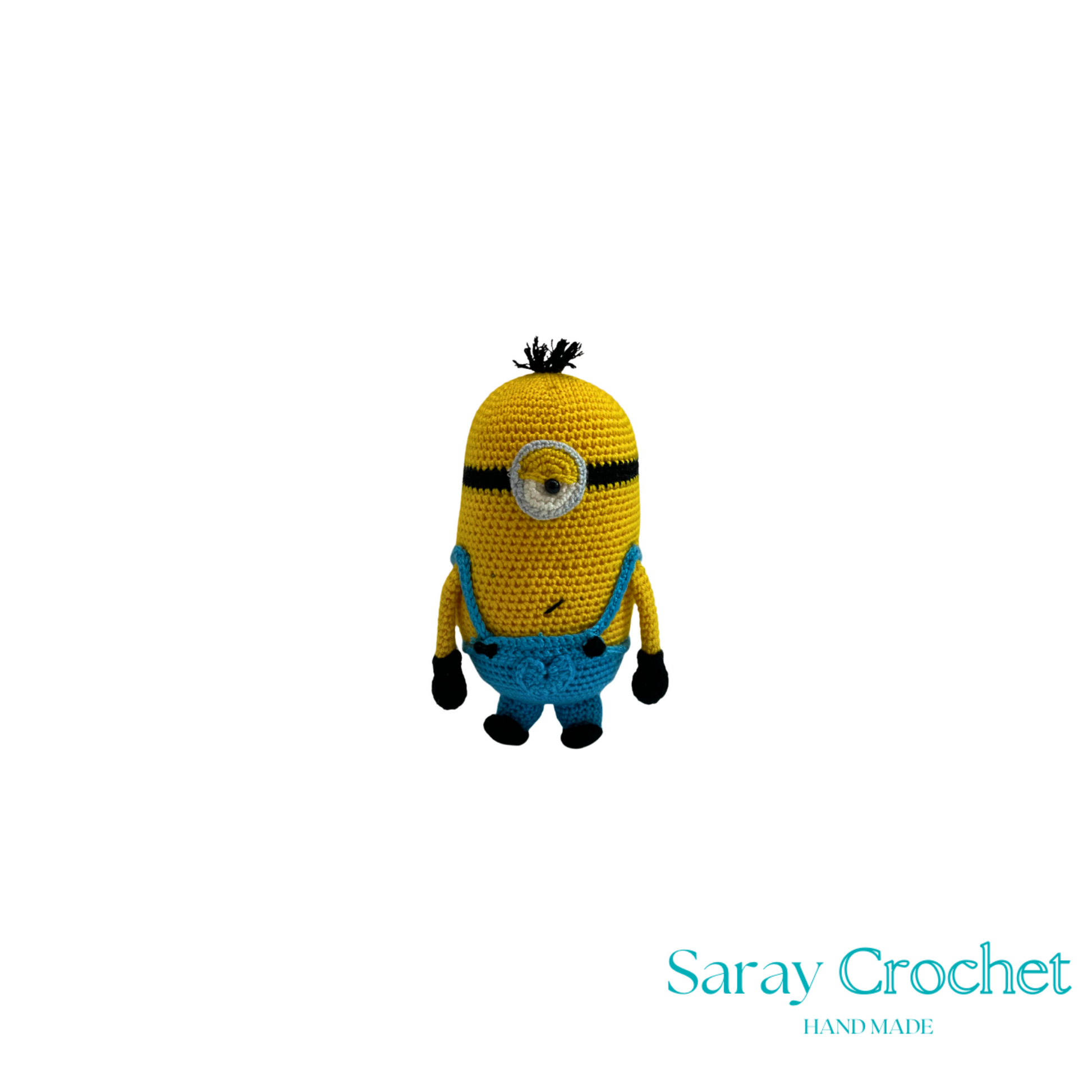 Crocheted minion toy with blue overalls on a white background, branded 'Saray Crochet'.